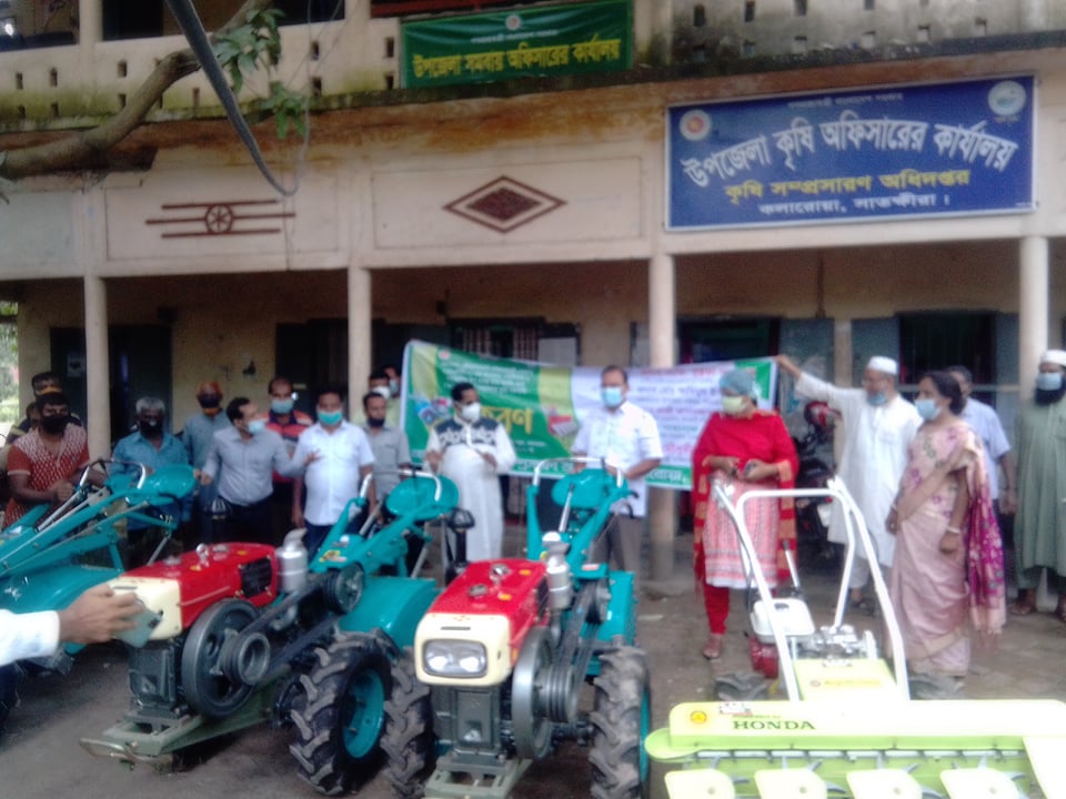 কলারোয়ায় কৃষি অফিসের ব্যবস্থাপনায় পাওয়ারটিলার ও কৃষি সামগ্রী বিতরণ