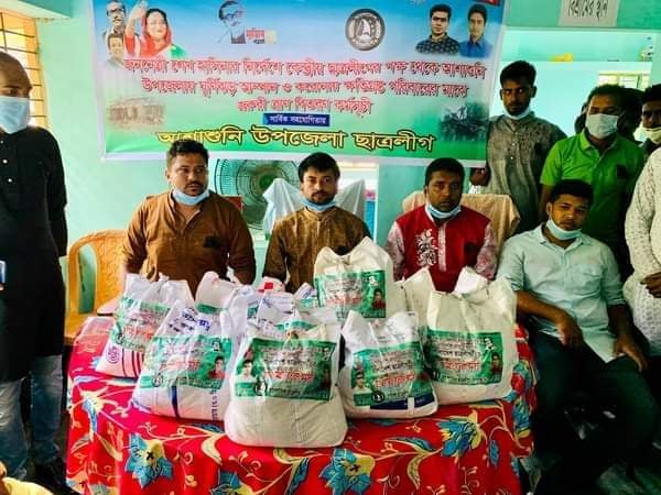 প্রাধানমন্ত্রীর নির্দেশে কেন্দ্রীয় ছাত্রলীগের ত্রাণ বিতরণ সাতক্ষীরায়