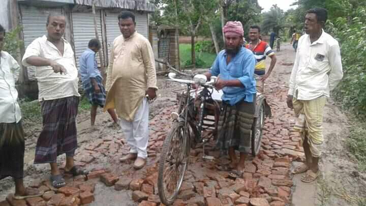 নিজ অর্থায়নে রাস্তা সংস্কার করলেন  ডুমুরিয়া আওয়ামীলীগ নেতা জিএম ফারুখ হোসেন