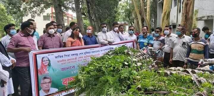 ডুমুরিয়ায় এমপি নারায়ণ চন্দ্রে’র গাছের চারা বিতরণ
