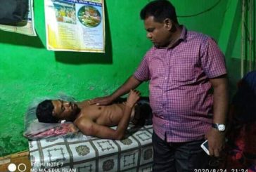 চুকনগরে অসুস্থ ব্যক্তির পাশে আওয়ামীলীগ নেতা