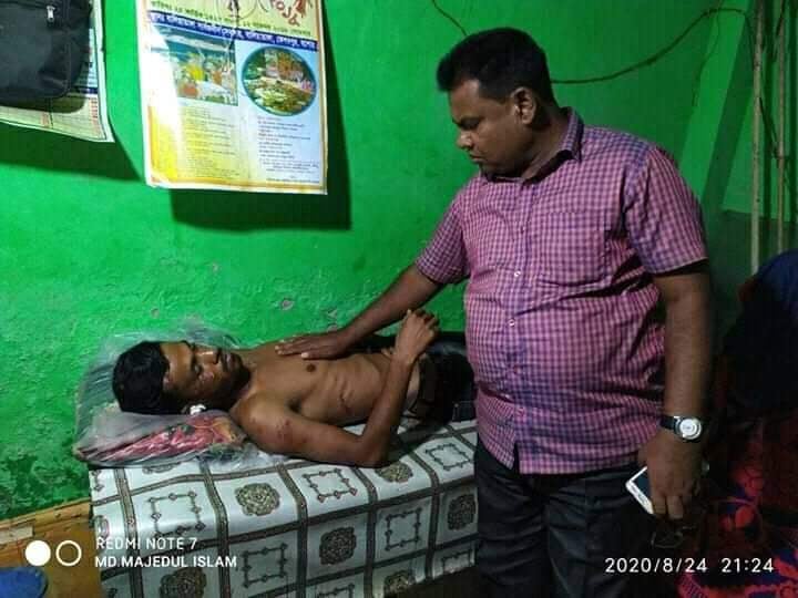 চুকনগরে অসুস্থ ব্যক্তির পাশে আওয়ামীলীগ নেতা