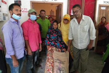 পাইকগাছার হরিঢালী ইউনিয়ন পরিষদে ভিজিডি কার্ডের চাল বিতরণ