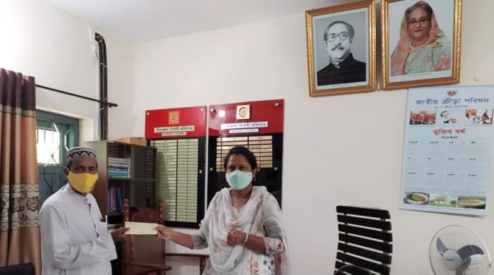 কলারোয়া উপজেলার ১৪১ জন নন-এমপিও শিক্ষক-কর্মচারীদের অনুদানের চেক বিতরণ