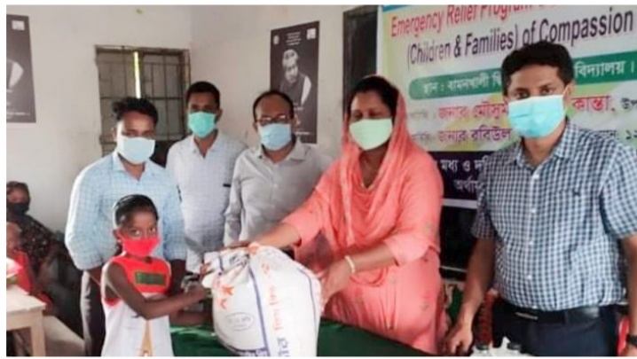 কলারোয়া উপজেলা নির্বাহী অফিসার খাদ্য সামগ্রী বিতরণ করলেন হত দরিদ্র শিশু পরিবারের মাঝে