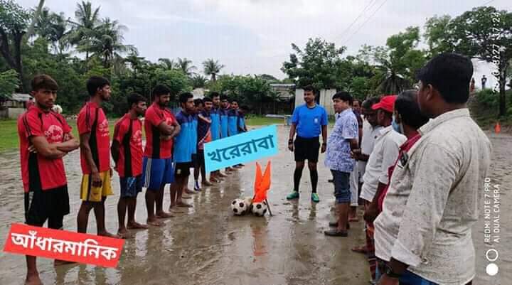 ডুমুরিয়ার জিয়ালতলা যুবসংঘ আয়োজিত ফুটবল অনুষ্ঠানে চেয়ারম্যান সুরঞ্জিত বৈদ্য