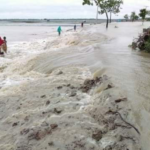 আমাবর্ষ্যার  অ-স্বাভাবিক জোয়ারে বেঁড়িবাঁধ উপচে পোল্ডারে পানি ঢুঁকছে