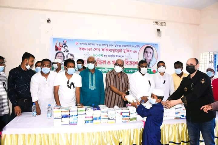 খুলনা মহানগর যুবলীগের উদ্যোগে শেখ ফজিলাতুন্নেছা মুজিবের জন্মদিনে হাফেজে কুরআনদের মাঝে ২৯ নং ওয়ার্ডে খাবার বিতরণ