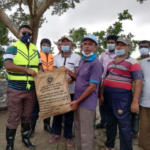 পাইকগাছার দেলুটির বানভাসি মানুষের ত্রাণ সহায়তা পৌঁছে দিলেন