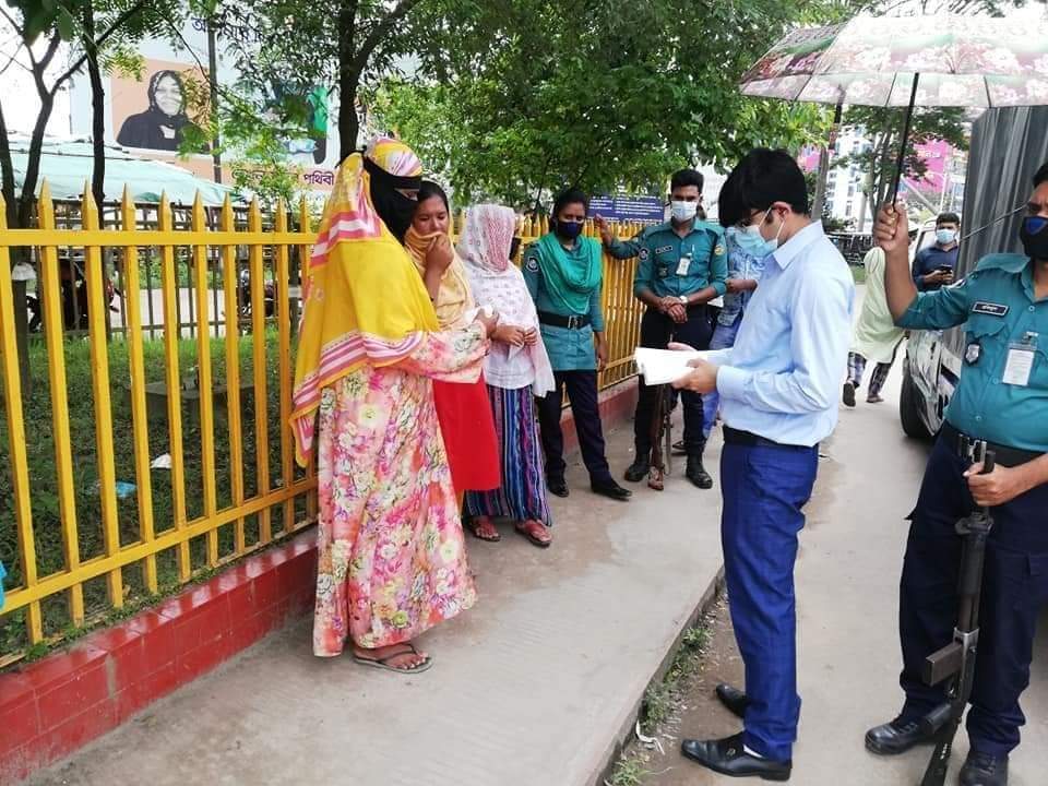 খুলনা মেডিকেল কলেজ হাসপাতাল প্রাঙ্গণে চারজন দালালকে মোবাইল কোর্টের মাধ্যমে জরিমানা