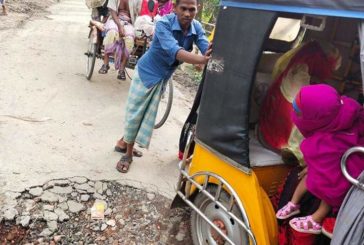 কলারোয়ার কেঁড়াগাছি‌'র স্কুল মোড়ের কালভার্টির জন্য চরম ভোগান্তি