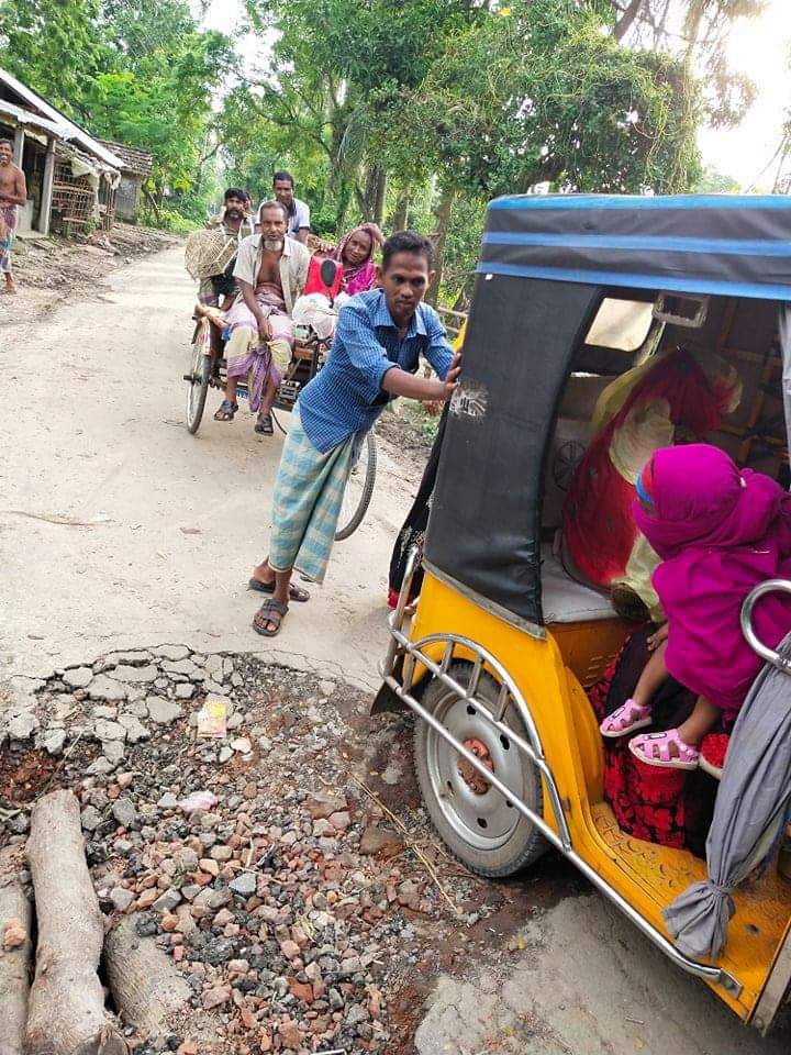 কলারোয়ার কেঁড়াগাছি‌’র স্কুল মোড়ের কালভার্টির জন্য চরম ভোগান্তি