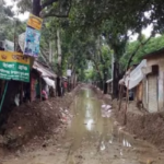 পাইকগাছার স্যার পিসি রায় ব্রিজ রোডে মাটি কেটে ফেলে রাখায় জনদূর্ভোগ