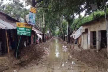 পাইকগাছার স্যার পিসি রায় ব্রিজ রোডে মাটি কেটে ফেলে রাখায় জনদূর্ভোগ
