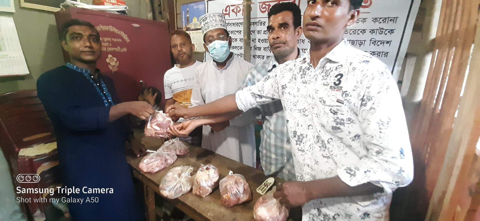 কলারোয়া উপজেলা ইলেকট্রিশিয়ান ইউনিয়নের অসহায় শ্রমিকদের মাঝে গোশত বিতরন