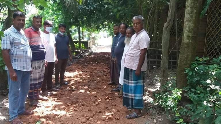 কলারোয়ার বোয়ালিয়ায় আমরা সেবক একতা সংঘের উদ্যোগে রাস্তা সংস্কার