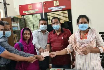 কলারোয়া উপজেলা পরিষদের পক্ষ থেকে মেধাবি ছাত্রীকে চেক প্রদান