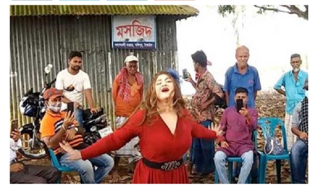 নায়িকা মুনমুনকে আইনী নোটিশ মসজিদের পাশে নৃত্য!