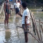 আম্ফান পরবর্তী রাস্তা সংস্কারে এলাকাবাসীর স্বেচ্ছাশ্রম