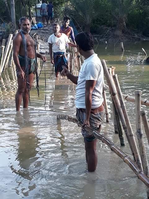 আম্ফান পরবর্তী রাস্তা সংস্কারে এলাকাবাসীর স্বেচ্ছাশ্রম