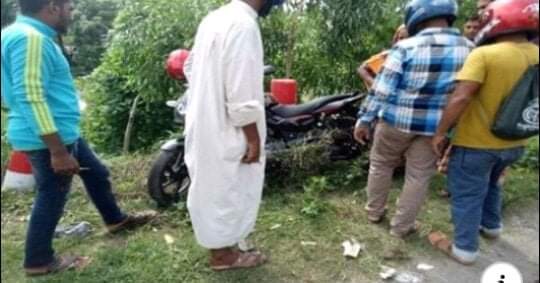 ডুমুরিয়ায় মোটরসাইকেল নিয়ন্ত্রণ হারিয়ে খাদে পড়ে আহত-২