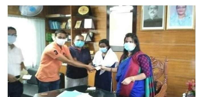 ডুমুরিয়ায় দুদকের উদ্যোগে মেধাবী শিক্ষার্থীদের মাঝে চেক বিতরণ