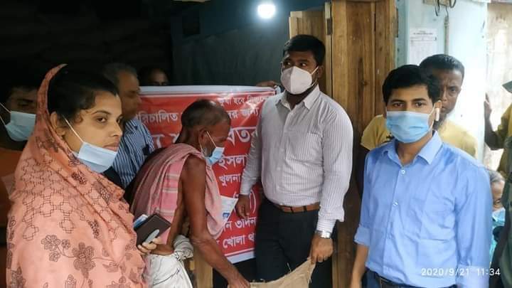 পাইকগাছায় ১০ টাকার চাল বিতরন