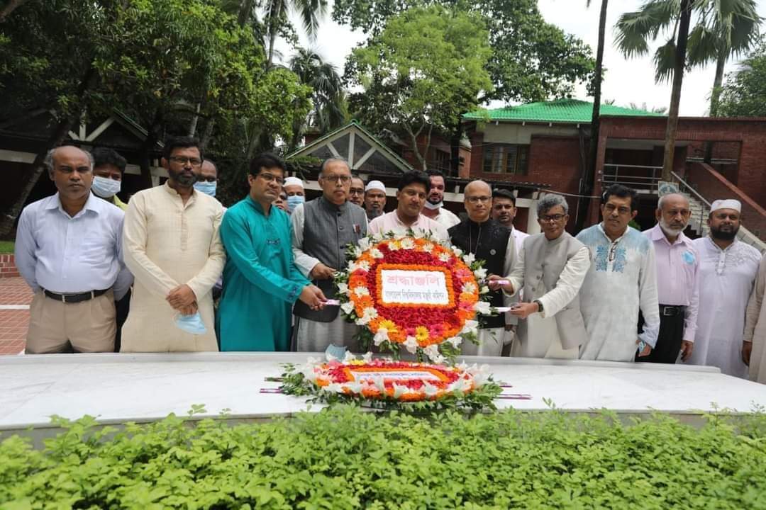 টুঙ্গিপাড়ায় জাতির পিতার সমাধিতে ইউজিসি সদস্যদের শ্রদ্ধা নিবেদন
