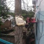 ঝুঁকিতে ৩০টি পরিবার,কলারোয়ায় বসত বাড়ির ভিতর দিয়ে ২২০ ভোল্টের বিদ্যুৎ লাইন !  দেখার কেউ নেই