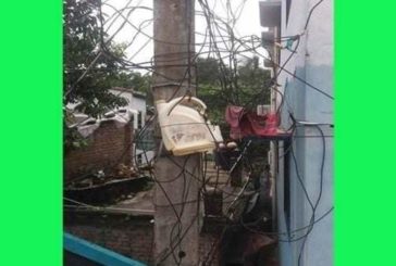 ঝুঁকিতে ৩০টি পরিবার,কলারোয়ায় বসত বাড়ির ভিতর দিয়ে ২২০ ভোল্টের বিদ্যুৎ লাইন !  দেখার কেউ নেই