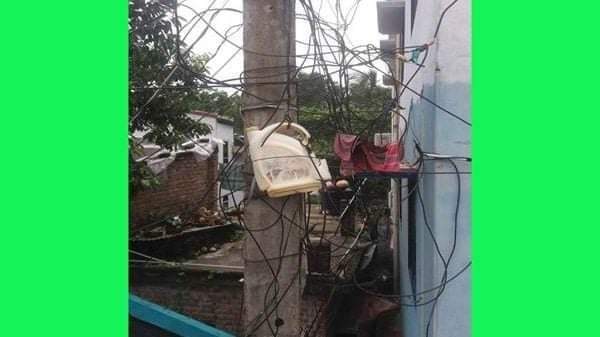 ঝুঁকিতে ৩০টি পরিবার,কলারোয়ায় বসত বাড়ির ভিতর দিয়ে ২২০ ভোল্টের বিদ্যুৎ লাইন !  দেখার কেউ নেই