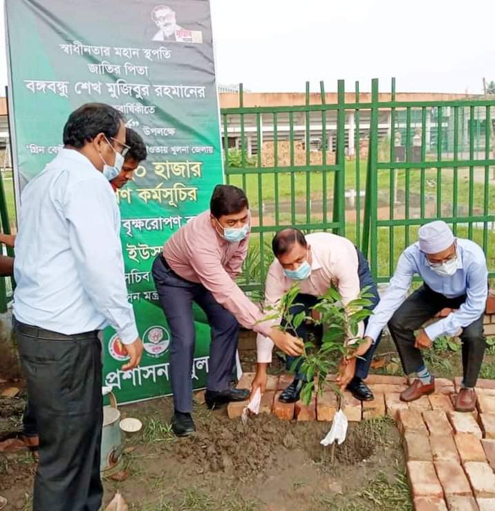 মুজিবশতবর্ষ উপলক্ষে খুলনায় জনপ্রশাসন সচিবের বৃক্ষ রোপণ
