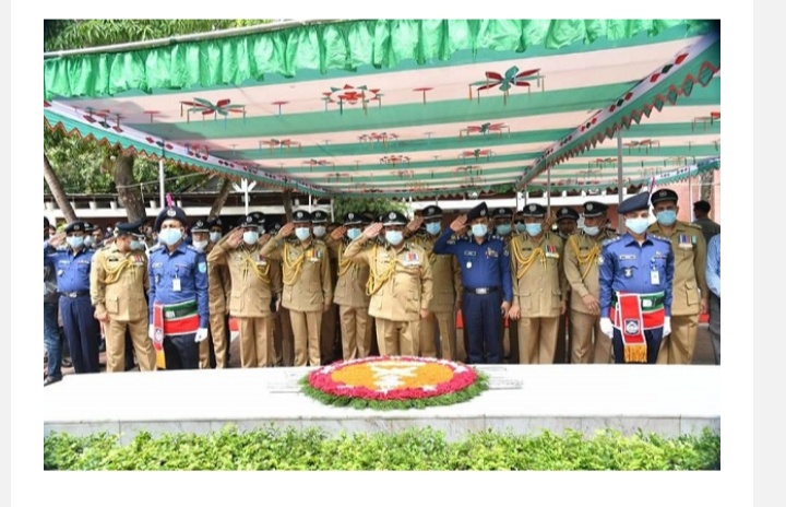 জাতির জনকের সমাধিতে শ্রদ্ধা নিবেদন করলেন আইজিপি