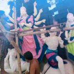 কলারোয়ায় শেষ মুহুত্তে ৪২টি মন্দিরে দূর্গা দেবীর রুপের আবির্ভাব ঘটাতে মন্দিরে মন্দিরে চলছে রং তুলির আচঁড়