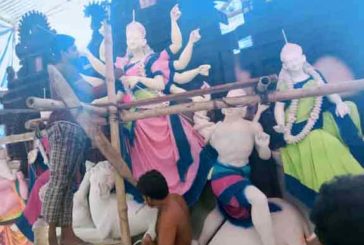 কলারোয়ায় শেষ মুহুত্তে ৪২টি মন্দিরে দূর্গা দেবীর রুপের আবির্ভাব ঘটাতে মন্দিরে মন্দিরে চলছে রং তুলির আচঁড়