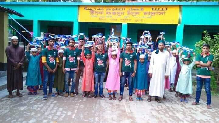 ডুমুরিয়া মানবিক বাংলাদেশ সোসাইটির উদ্যেগে এতিম ছাত্রদের মাঝে খাবার বিতরণ