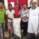 পাইকগাছার হরিঢালী ইউনিয়নে জেলেদের মাঝে চাউল বিতরণ