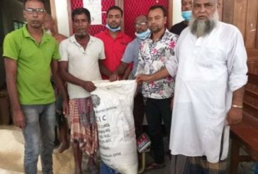 পাইকগাছার হরিঢালী ইউনিয়নে জেলেদের মাঝে চাউল বিতরণ
