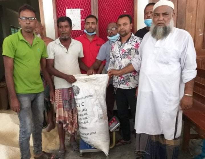 পাইকগাছার হরিঢালী ইউনিয়নে জেলেদের মাঝে চাউল বিতরণ