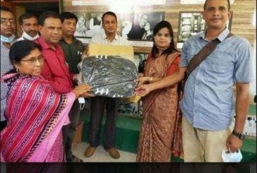 ডুমুরিয়ায় শিক্ষার্থীদের জন্য স্কুল ব্যাগ ও টিফিন বক্স বিতরণ