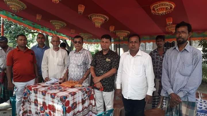 কলারোয়ার বাকসা দাস পাড়ায় আ’লীগ সভাপতির বস্ত্র বিতরণ