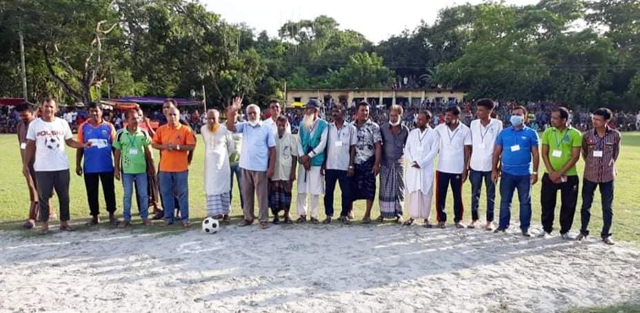দরগাহপুর শেখ রাসেল মিনি স্টেডিয়ামে ৮ দলীয় নকআউট ফুটবল টুর্নামেন্টে মশিয়ার ডাঙা উত্তীর্ণ