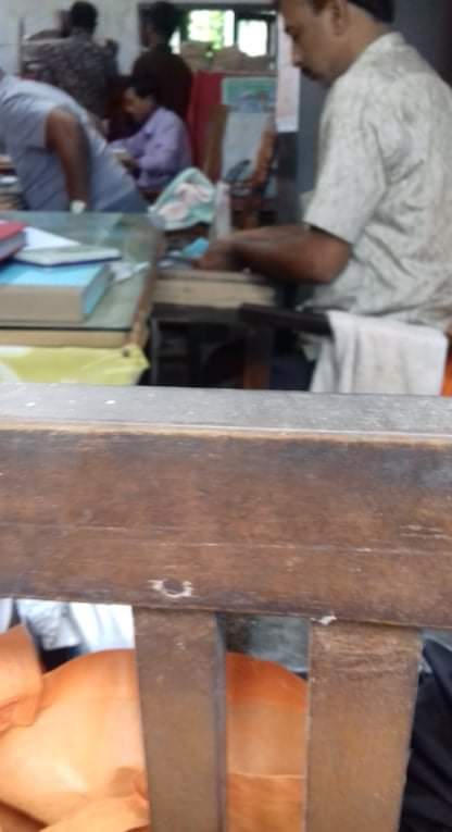 কলারোয়া সাব-রেজিষ্ট্রি অফিসে প্রকাশ্যে ঘুষ লেনদেন,জনরোষে সাব-রেজিষ্ট্রারের পলায়ন