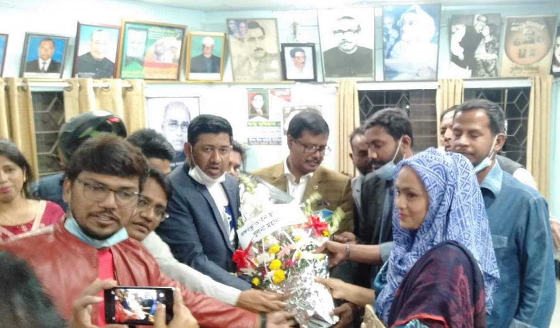 খুলনা আইনজীবি সমিতির নব-নির্বাচিত সভাপতি সাইফুল ইসলামকে বঙ্গবন্ধু আইন ছাত্র পরিষদের পক্ষ থেকে ফুলের শুভেচ্ছা