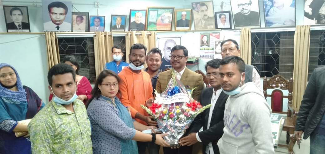 খুলনা আইনজীবি সমিতির নব-নির্বাচিত সভাপতি সাইফুল ইসলামকে খুলনা সিটি ‘ল’ কলেজের পক্ষ থেকে ফুলেল শুভেচ্ছা