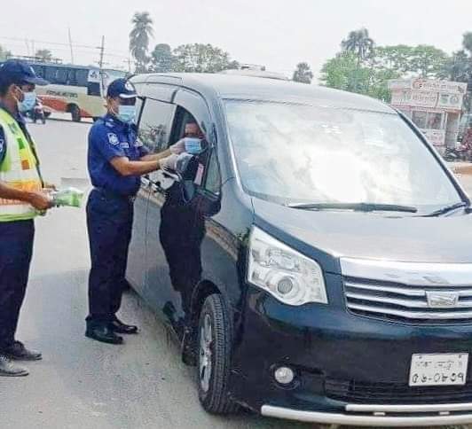 ফকিরহাটের কাটাখালী হাইওয়ে থানার আয়োজনে মাস্ক বিতরণ