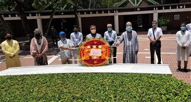 বঙ্গবন্ধুর সমাধিসৌধে যবিপ্রবি রুটিন উপাচার্যের শ্রদ্ধা নিবেদন
