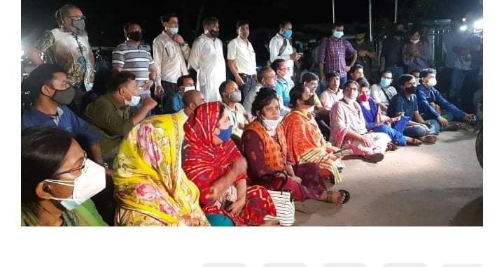 রোজিনা ইসলামের মুক্তির দাবিতে থানার সামনে সাংবাদিকদের অবস্থান
