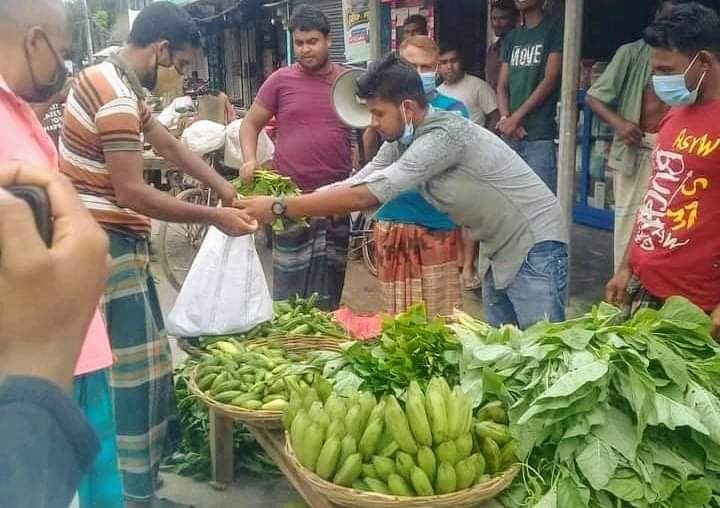 কলারোয়ায় শেখ সাজিদ বাবুর উদ্যোগে কর্মহীনদের মাঝে বিনামূল্যে সবজি বিতরণ
