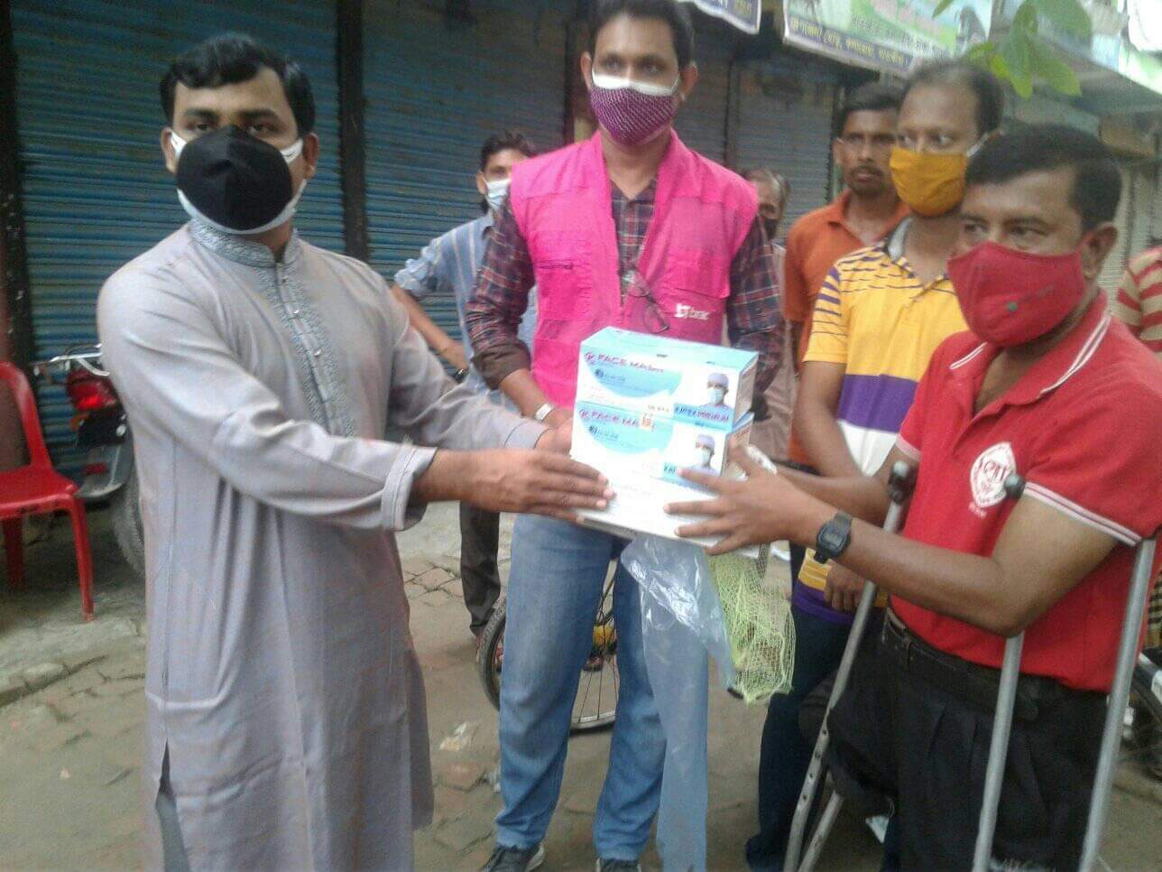 সেচ্ছাসেবী সংগঠন সেবা’র দাফন টিমকে মাস্ক দিলেন ইউএনও